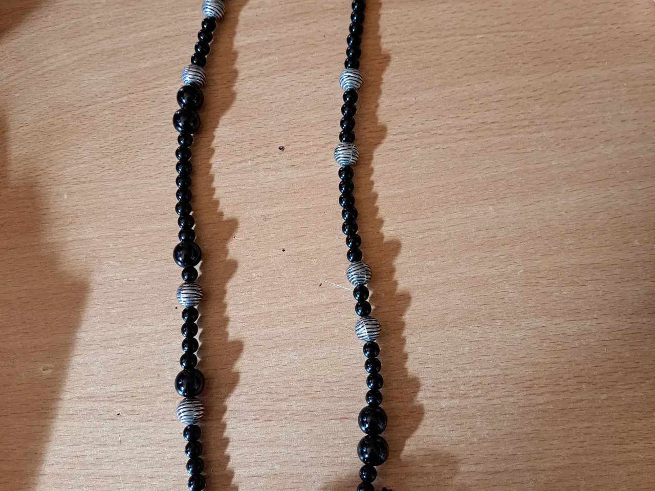 Billede 1 - Halskæde mærket Stella med perler og knast