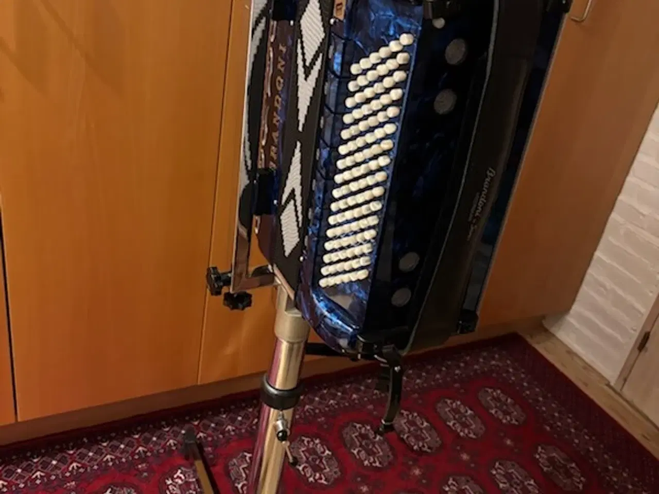 Billede 1 - Et harmonikastativ for at undgå de tunge løft
