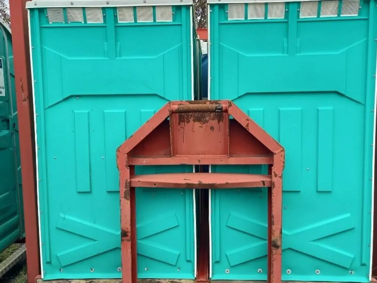 Billede 3 - Toiletlad 4 toiletter + 1 lukket pissoir modul