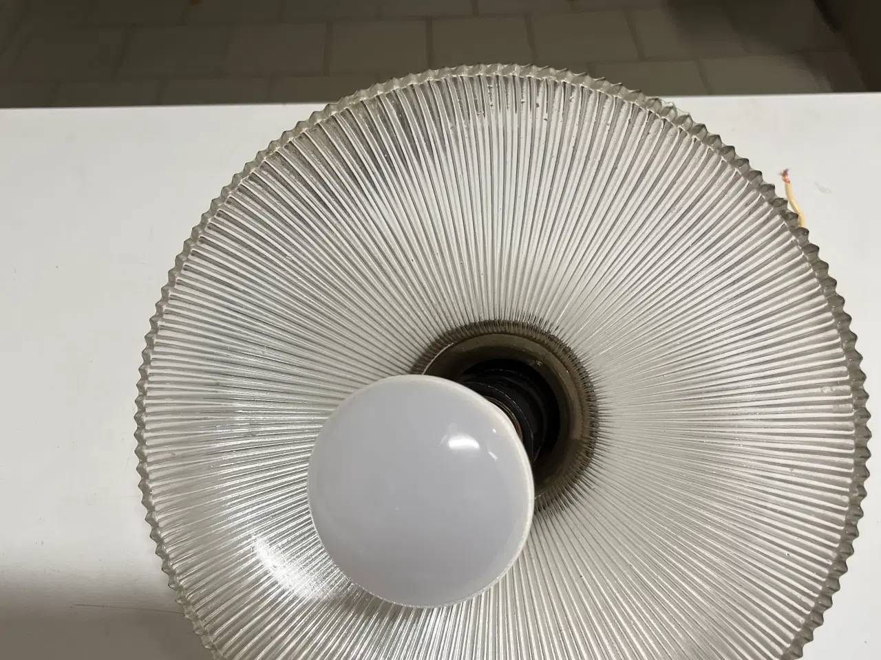 Billede 2 - Fin gammel skærm med gammel ophæng 