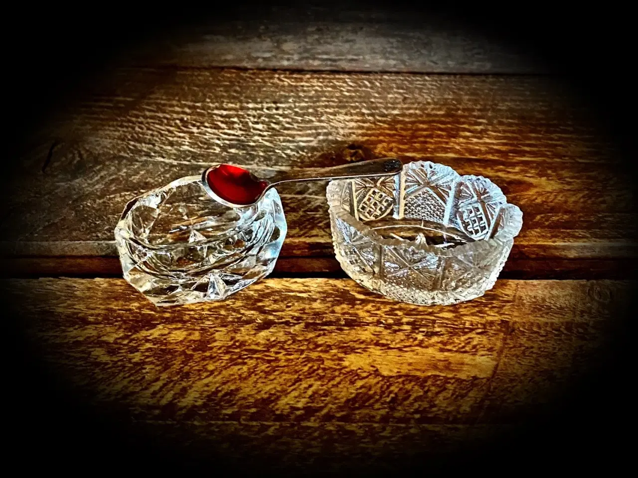 Billede 1 - * To gamle saltkar + gammel strøske - fra Holmegaa