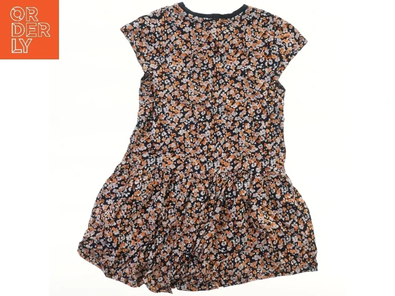 Billede 2 - Blomstret kjole fra Basic needs (str. 122)