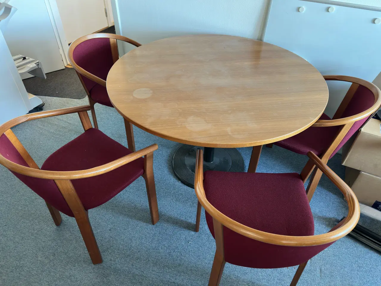 Billede 1 - Rundt bord med 4 stole sælges samlet