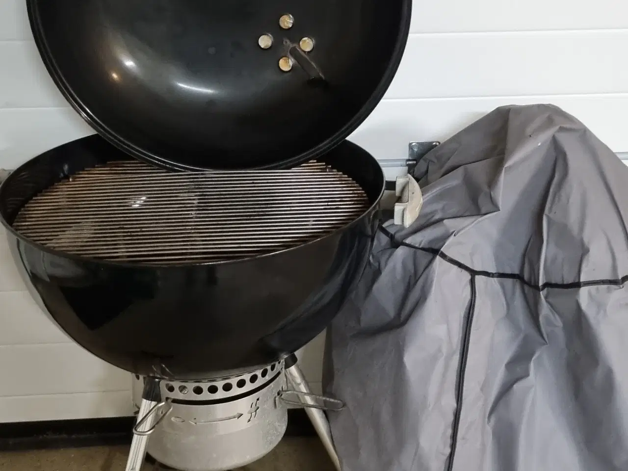 Billede 1 - Weber kuglegrill m/rustfri grillriste og dækken