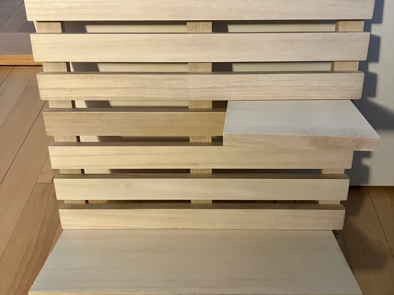 Billede 1 - Hylde i træ.