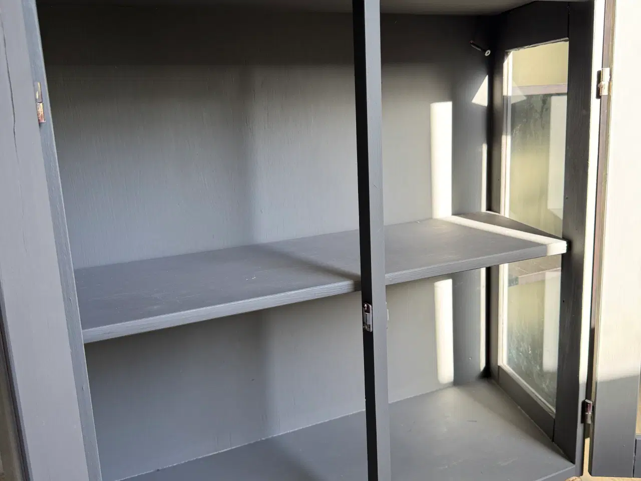 Billede 3 - Vitrine skab med glas låger.       SOLGT