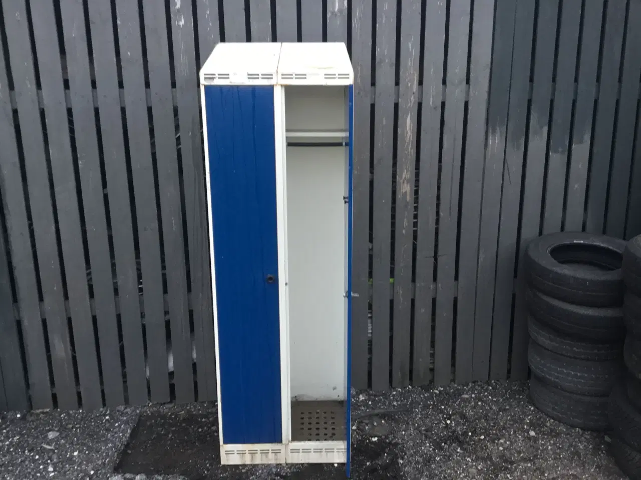 Billede 1 - Dobbelt skab evt omklædningsskab 