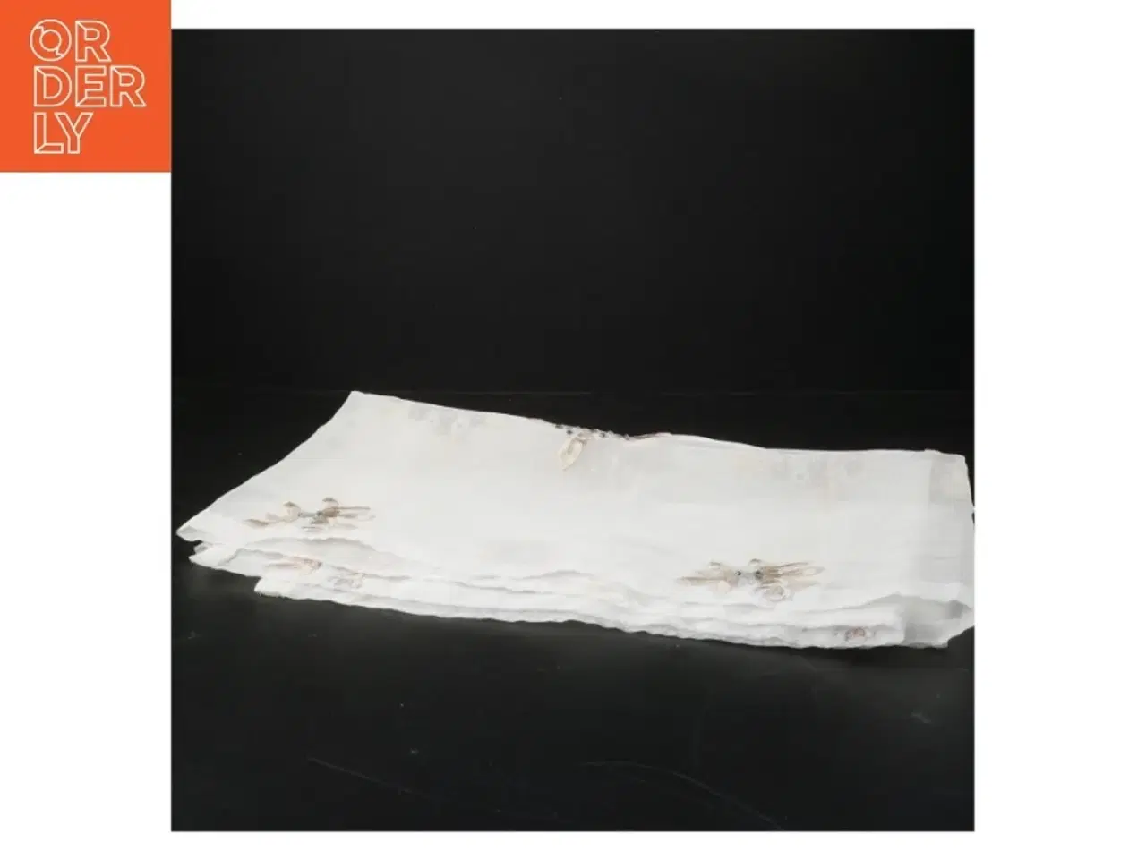 Billede 3 - Broderet bordløber med blomster fra Lene Bjerre Design (str. 128x41 cm)