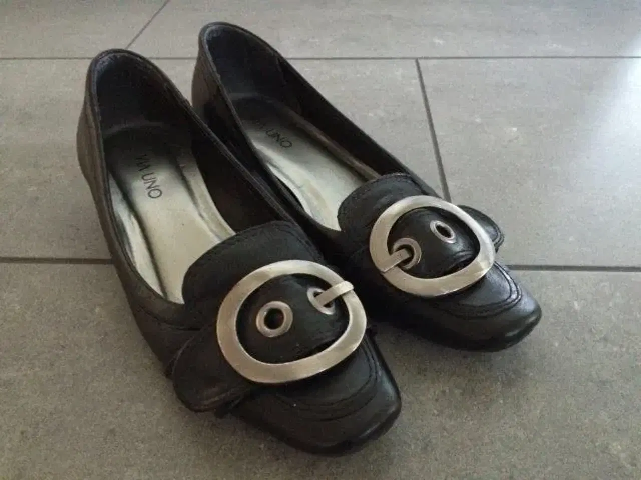 Billede 2 - Sort læder sko med stort spænde