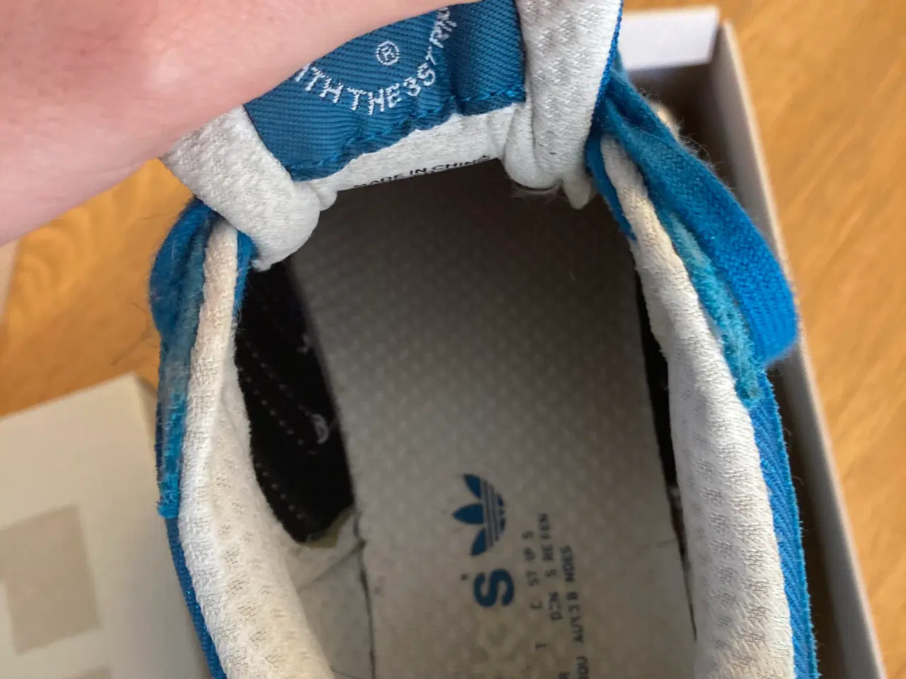 Billede 6 - Adidas sko i fed blå farve - som nye