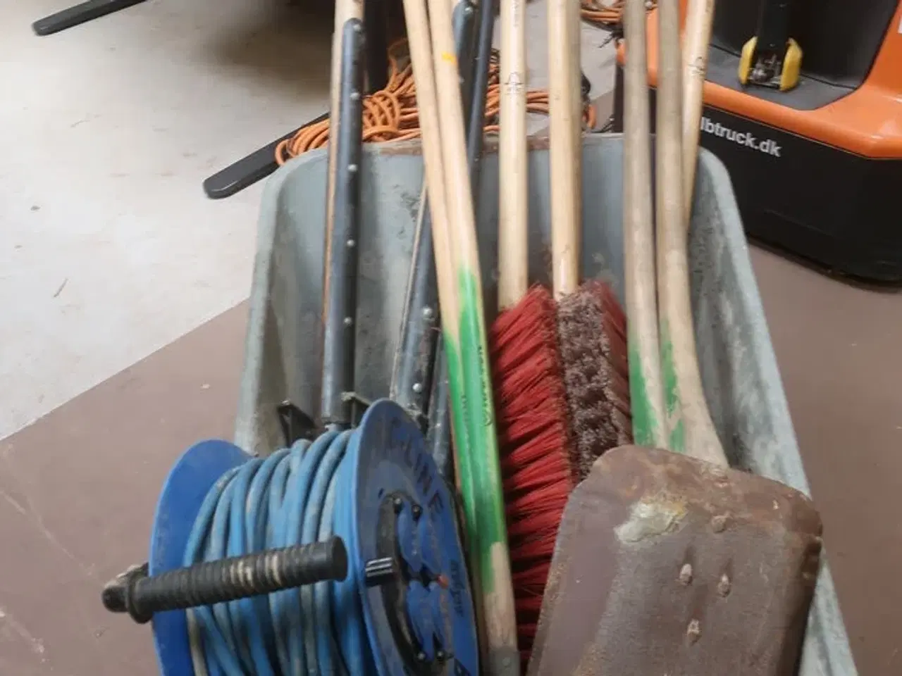 Billede 2 - Trillebør med indhold