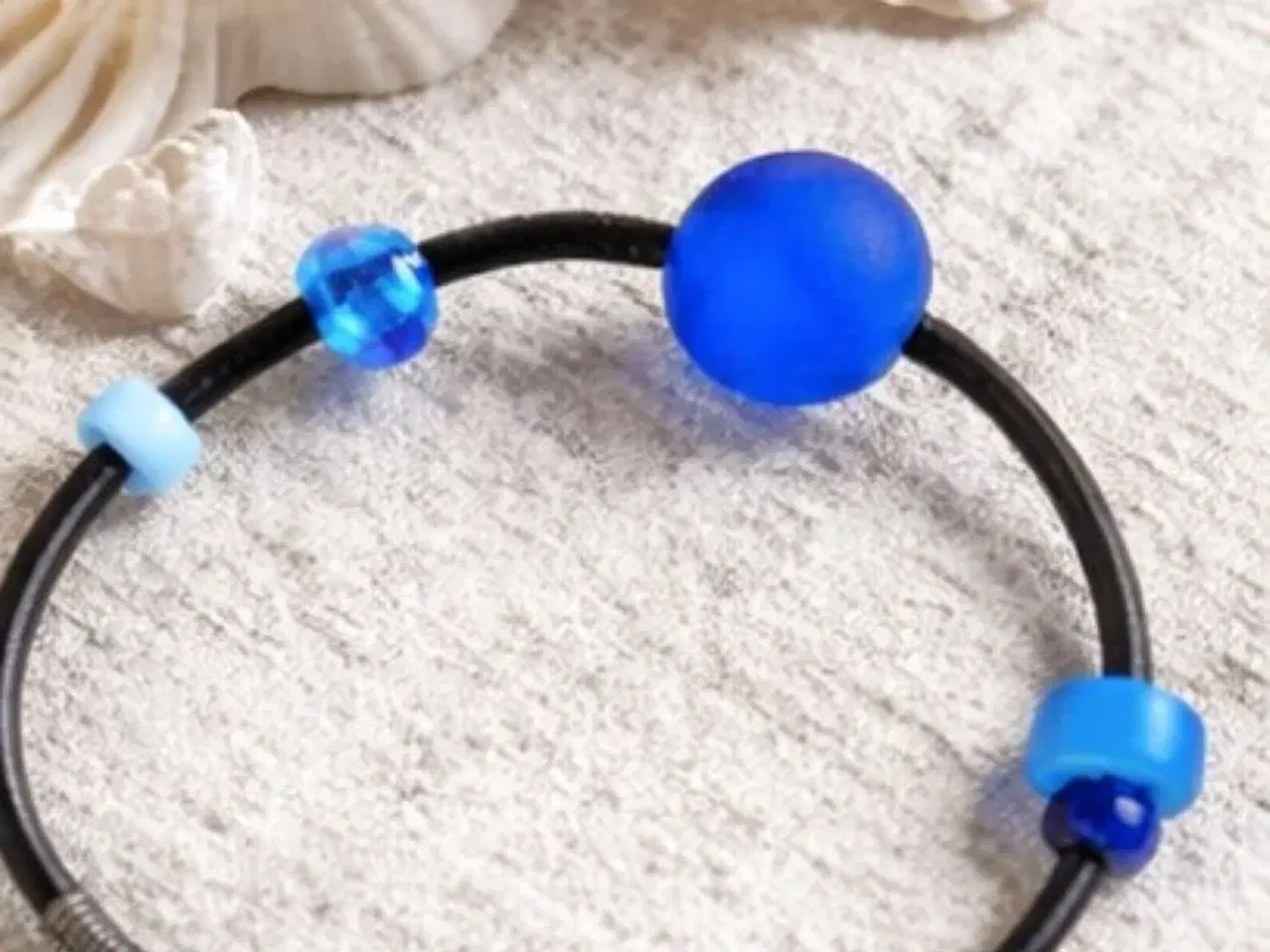 Billede 1 - Læderarmbånd med blå glasperler