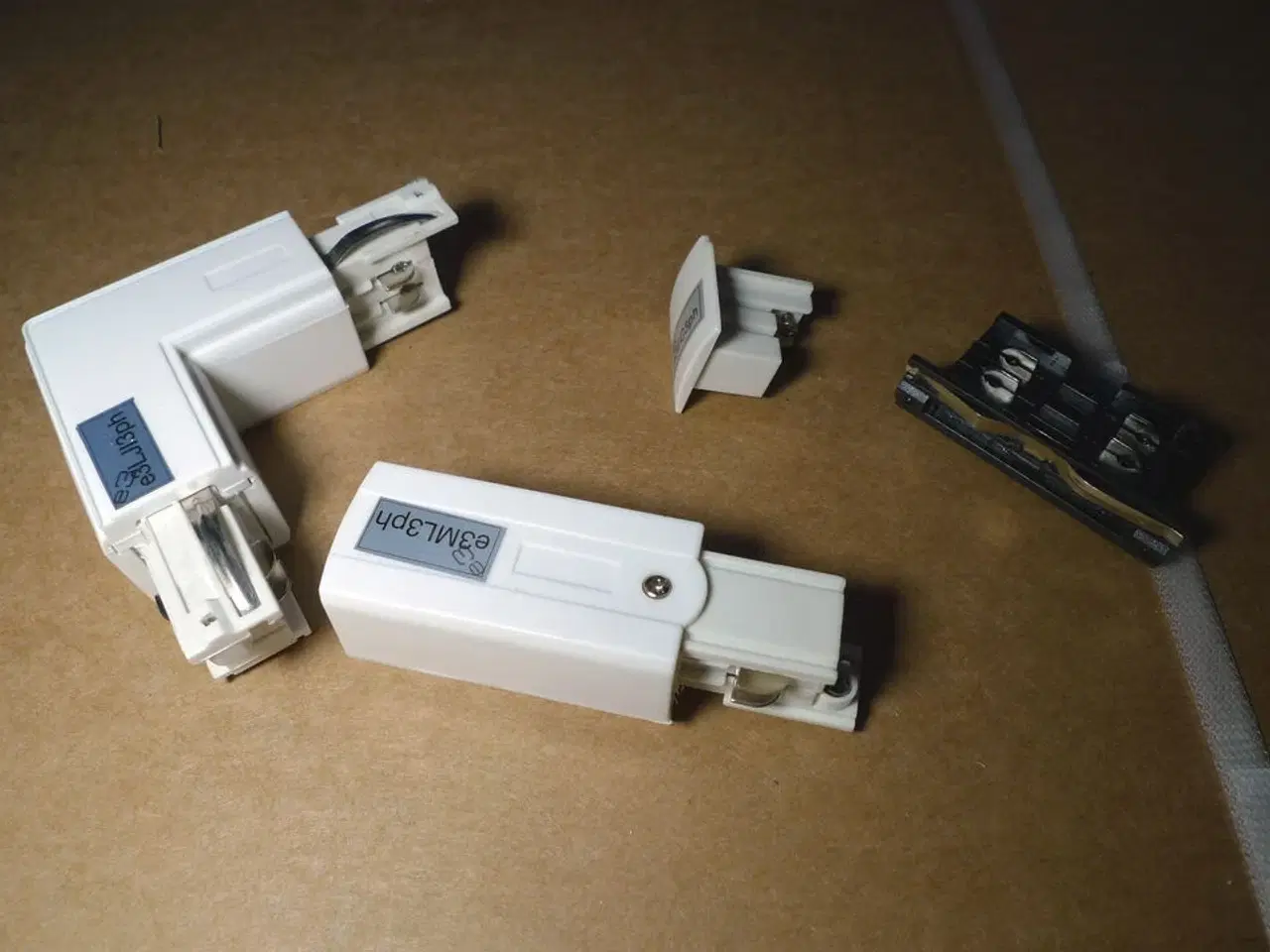 Billede 7 - 230V lysskinne 300cm hvid m/4 stk. lamper + monteringstilbehør