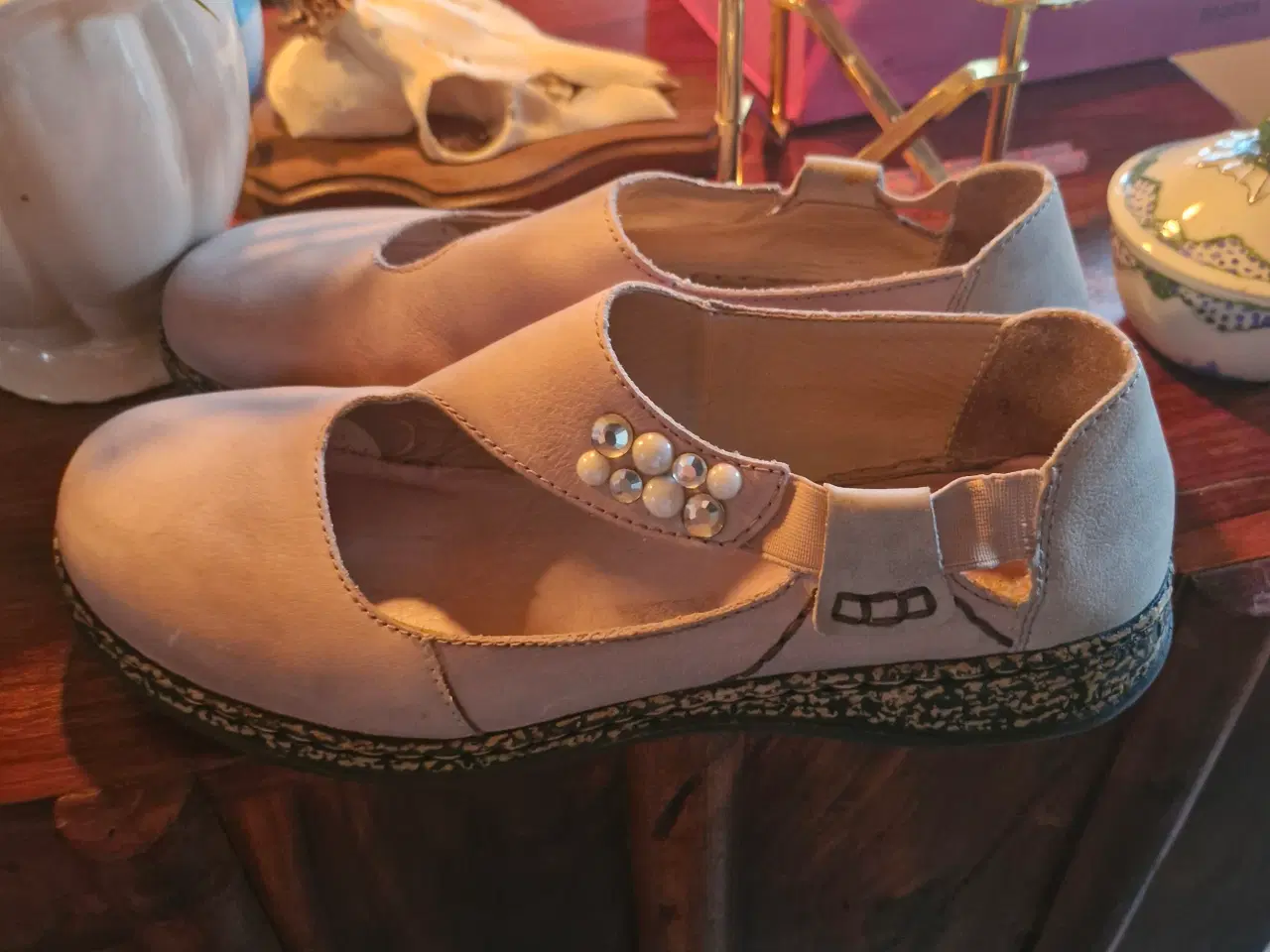 Billede 2 - Marget fin sko dov har en mærk bag en sko .di fra 