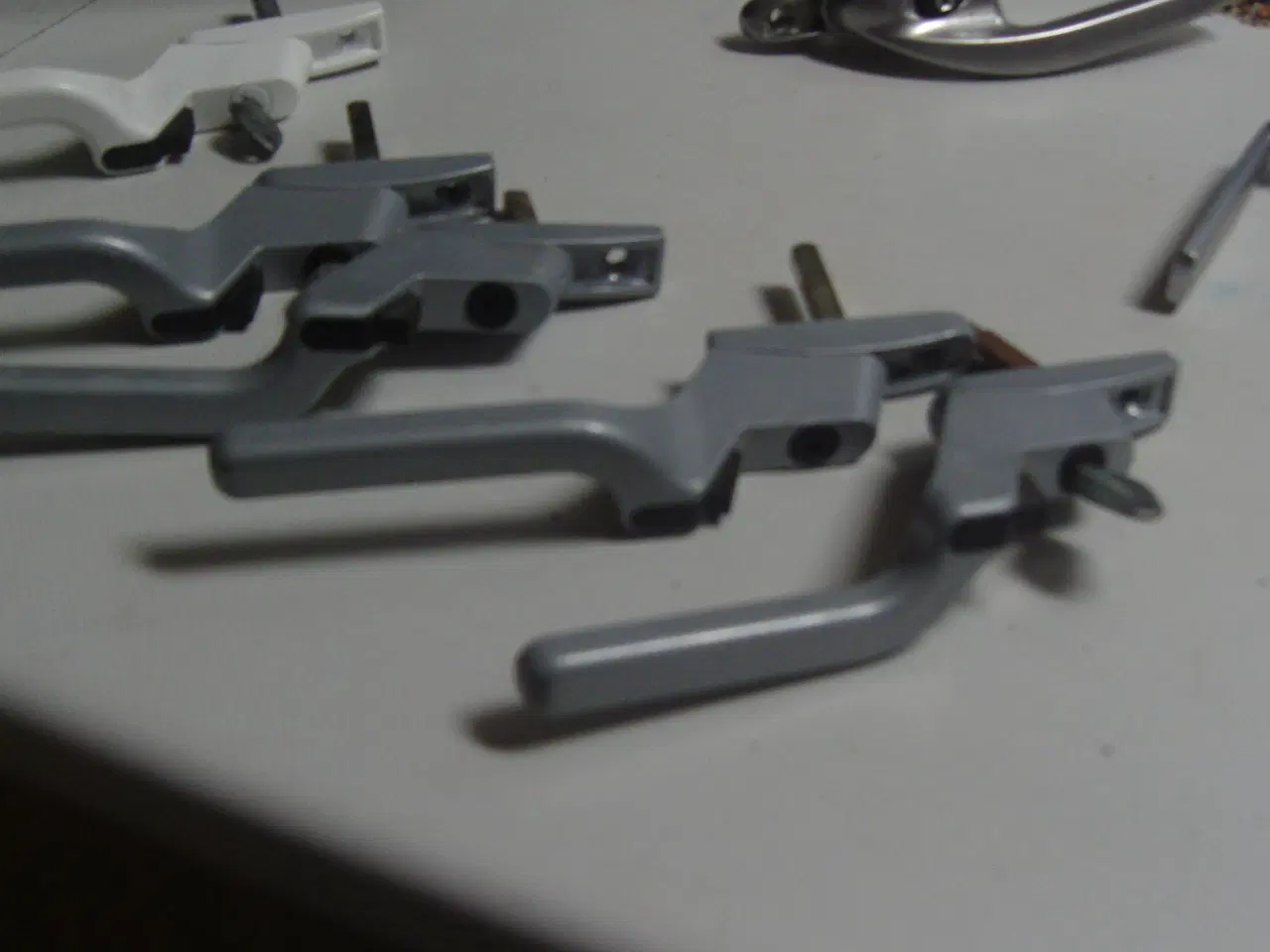 Billede 1 - Låsbart Vindues håntag med nøgler