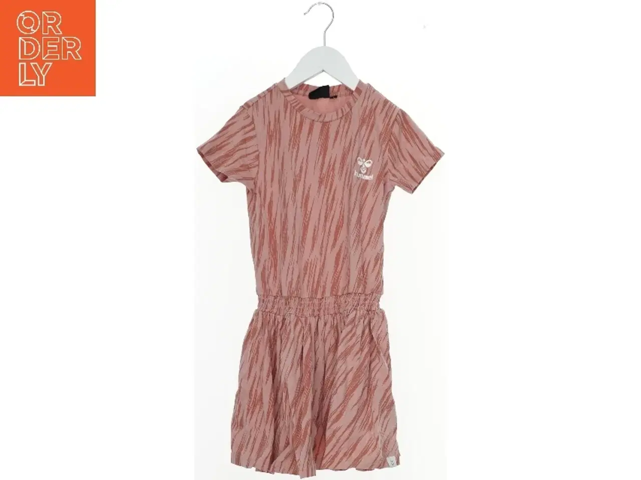 Billede 1 - Kortærmet dragt med mønster fra Hummel (str. 122)