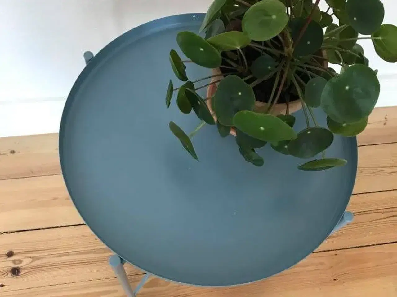 Billede 3 - Bakkebord i lys blå farve, IKEA
