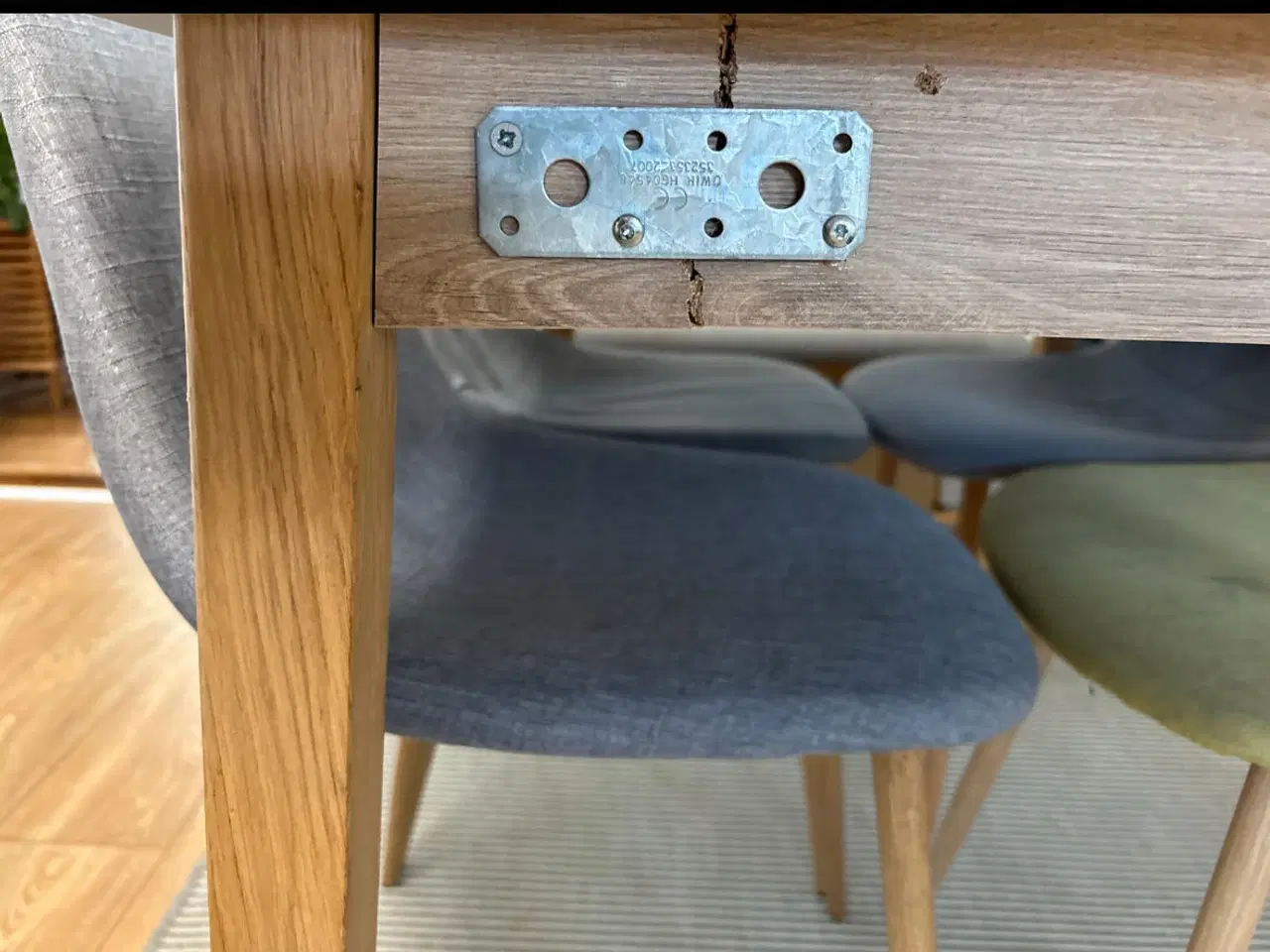 Billede 8 - Spisebord +stole,bænk og tæppe