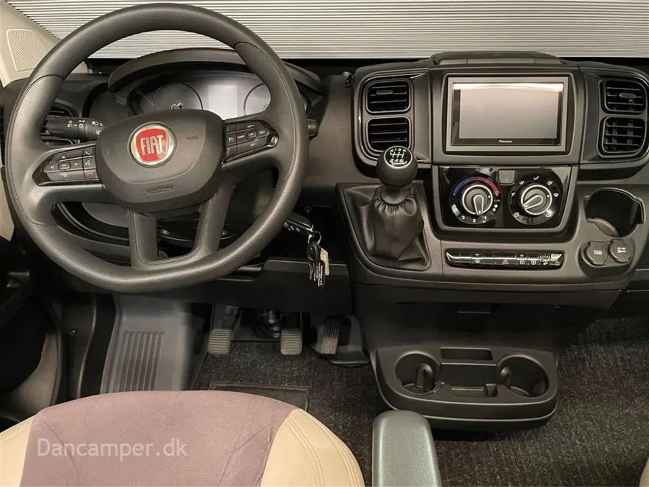 Billede 3 - 2023 - Chausson ROAD LINE V594 VIP MAX   UNDER KLARGØRING! Super spændende, kort van med to dobbeltsenge på tværs i køjesystem. 2,2, L motor , 140 HK, solcelle og markise m.m.