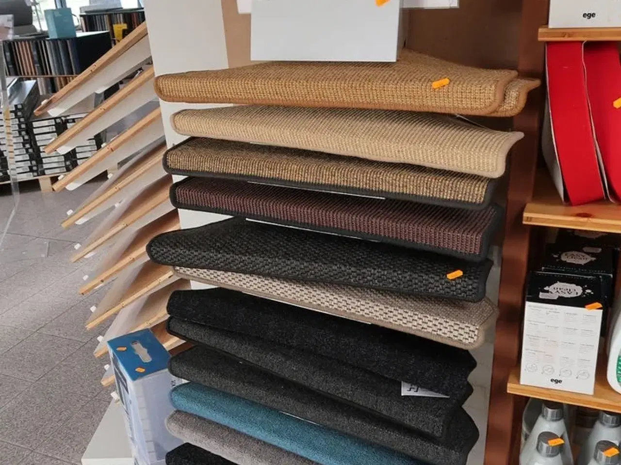 Billede 1 - Stativ med div. Trappetæpper