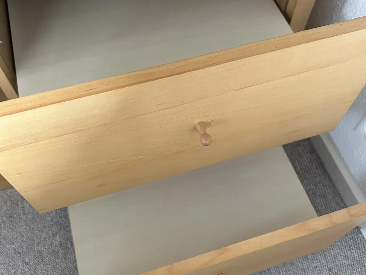 Billede 3 - Velholdt reol i birk med mørkeblå baggrund