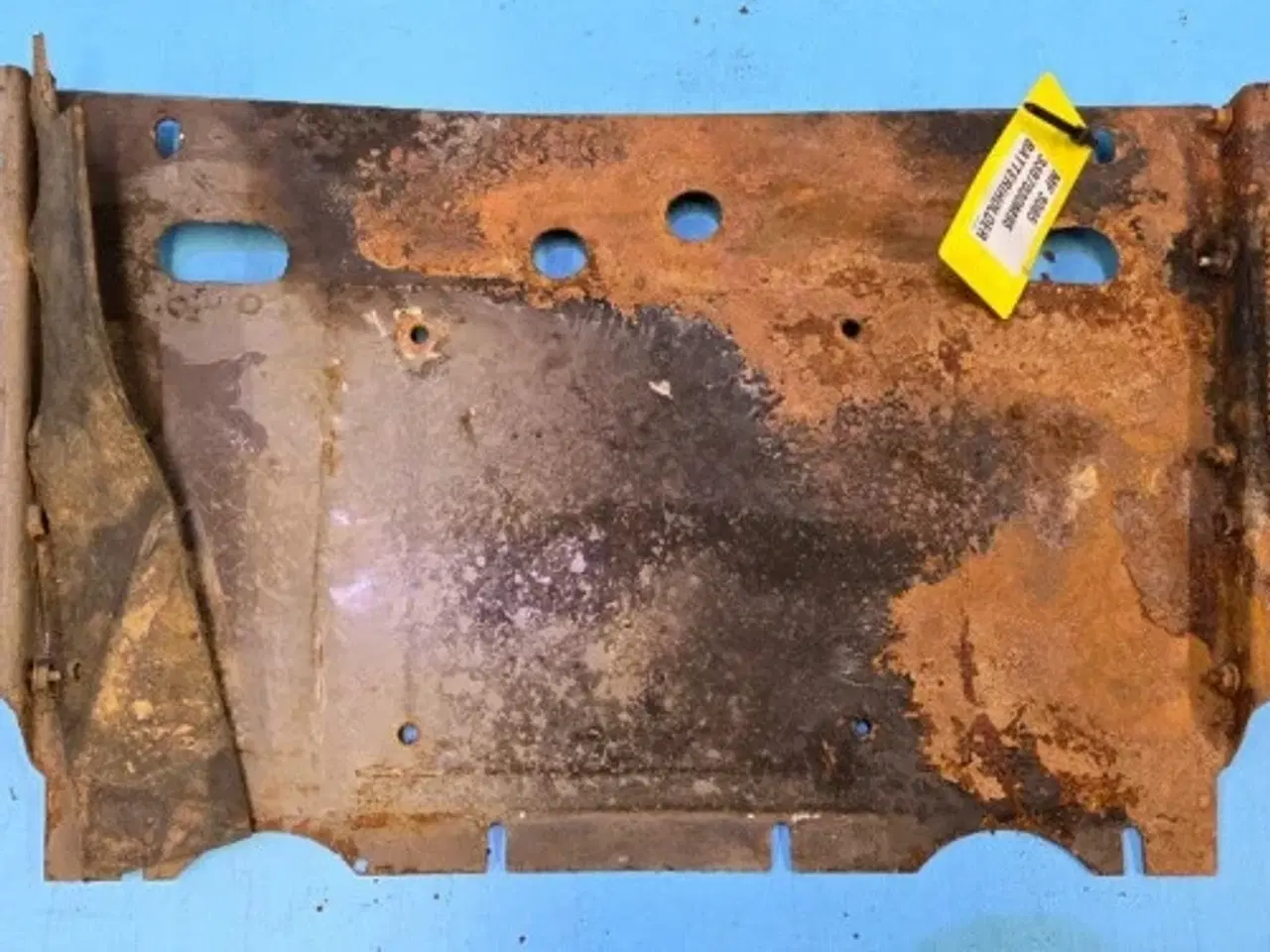 Billede 7 - Massey Ferguson 3085 Batteriholder 3387030M95