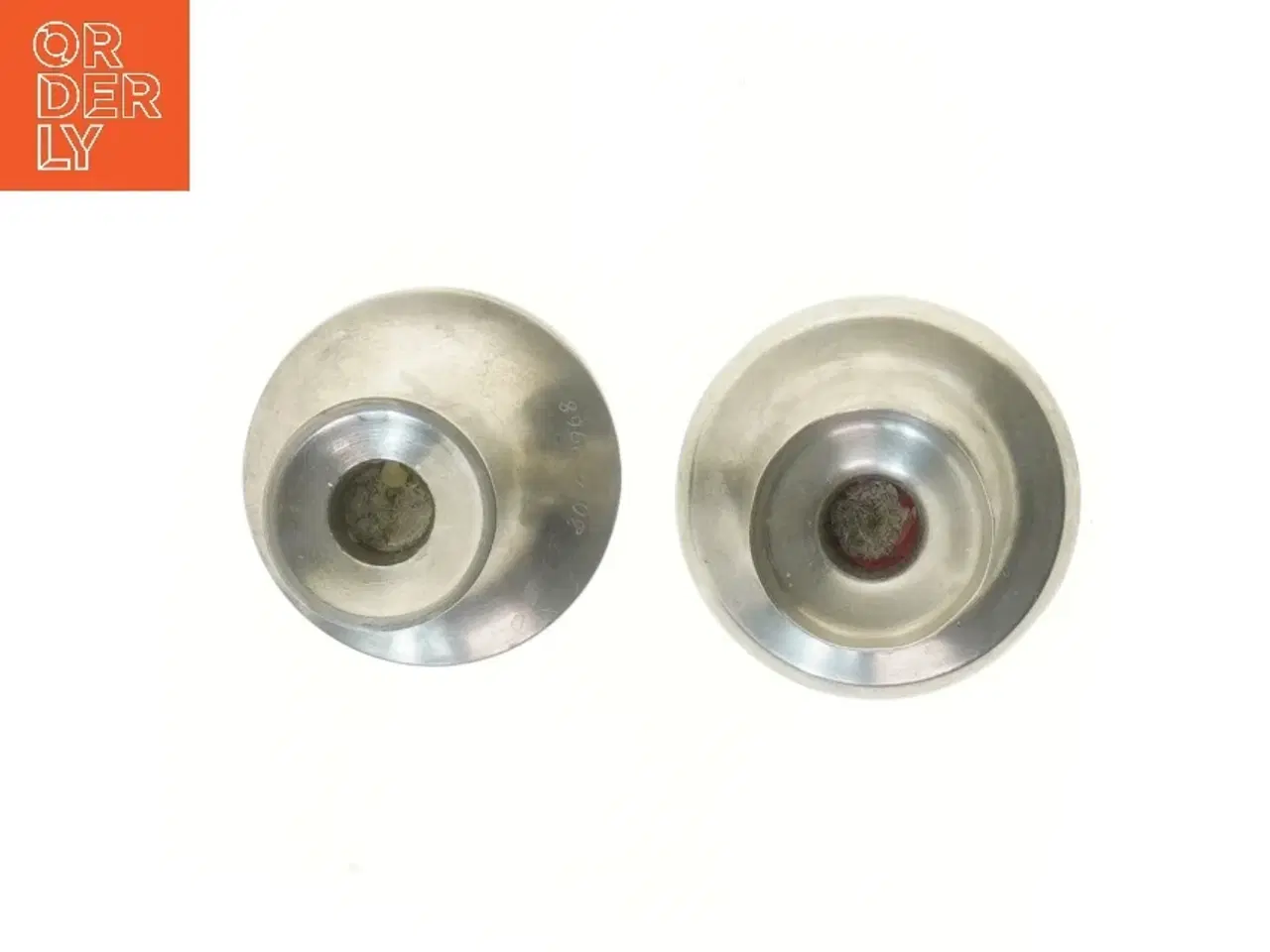 Billede 2 - To lysestager i metal (str. 2 stk 13,5 & 11 cm)