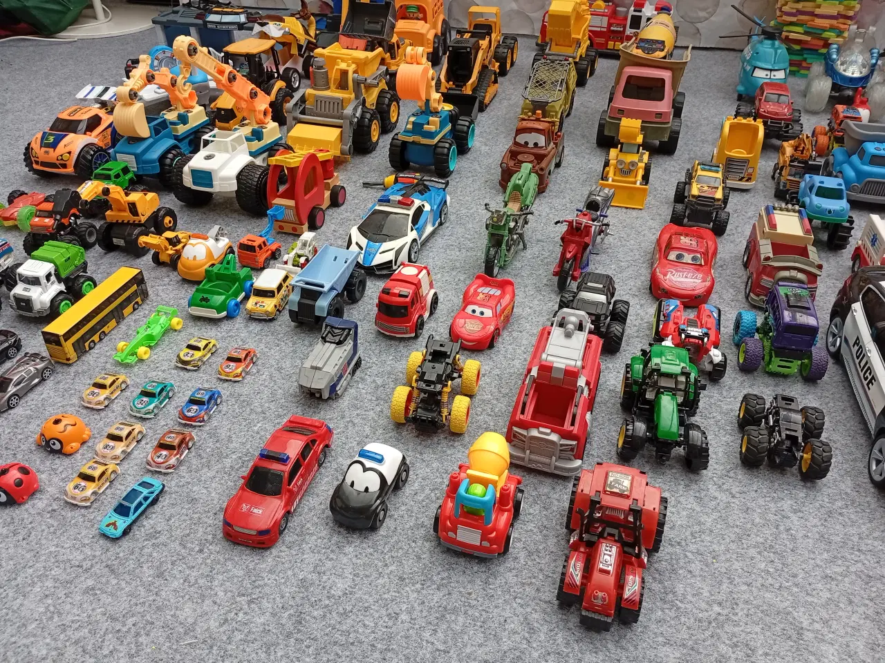 Billede 2 - Omkring 100 stk. store og små legetøjsbiler.