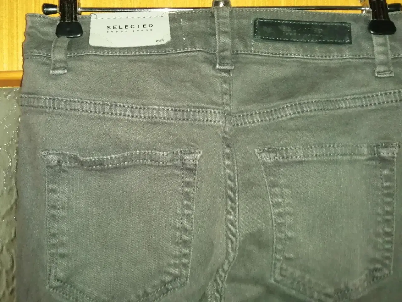 Billede 2 - NYE SELECTED JEANS MED NITTER, W 25