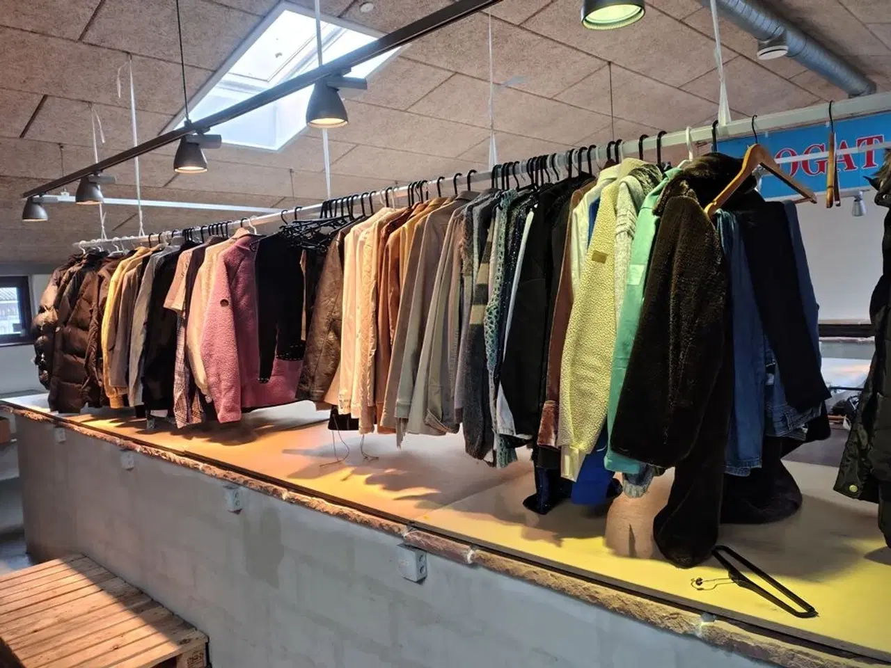 Billede 1 - Stort parti tøj