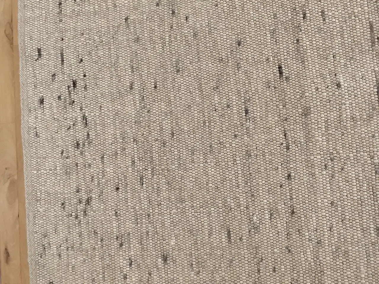 Billede 3 - Håndvævet uldtæppe, model Olbia Uni – Design: Tisc