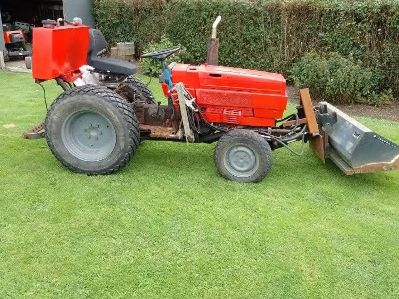 Billede 2 - Lille traktor sælges med en del tilbehør