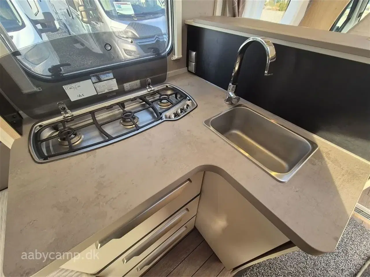 Billede 11 - 2018 - Knaus Sky TI 700 MEB Automatgear. Solceller. Batteri. cykelstativ. Elektrisk indgangstrin. Elektrisk Markise. Anhængertræk. KUN 35,700 KM!!!