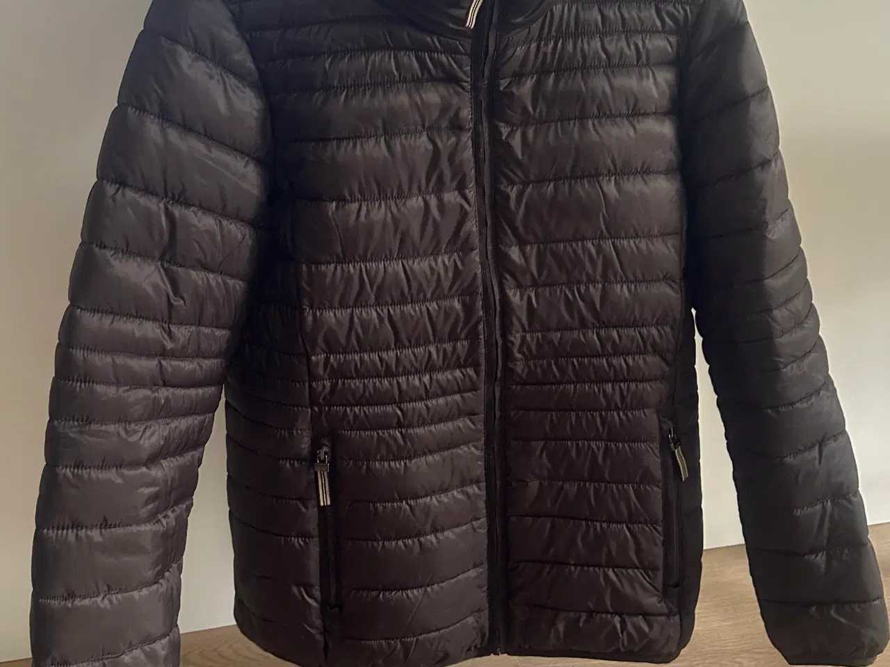 Billede 1 - Lækker vatteret overgangsjakke.