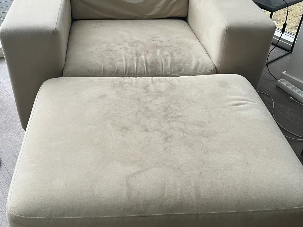 Billede 1 - Lænestol med puf i beige microfiber