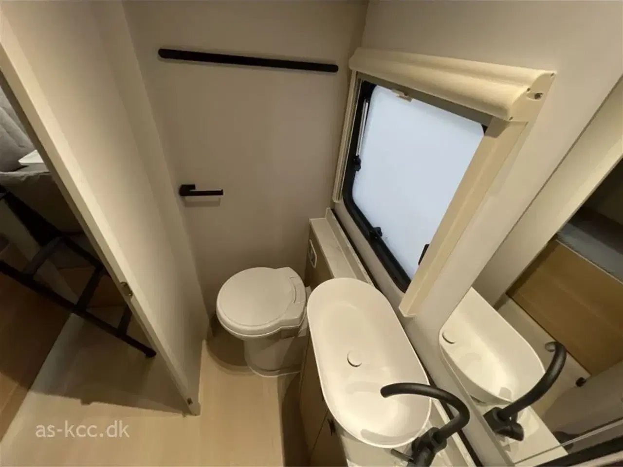 Billede 7 - 2026 - Adria Adora 573 PT   Adria Adora 573 PT Nyhed årg. 2026  6/7 sovepladser. 2000 kg totalvægt kan vejes ned.