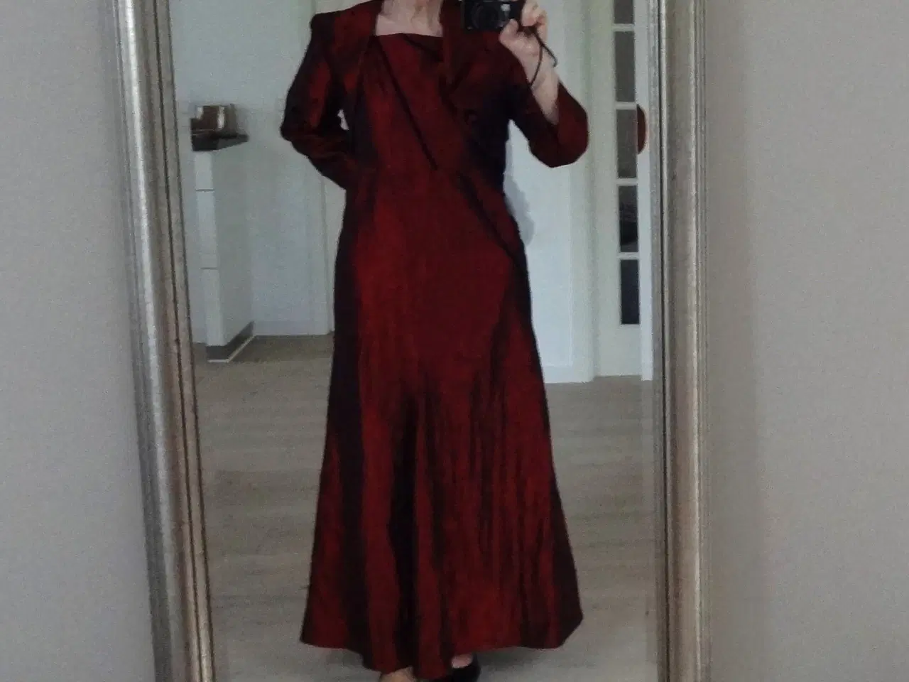 Billede 2 - Gallakjole, Elinette, Festkjole inkl. jakke str. M