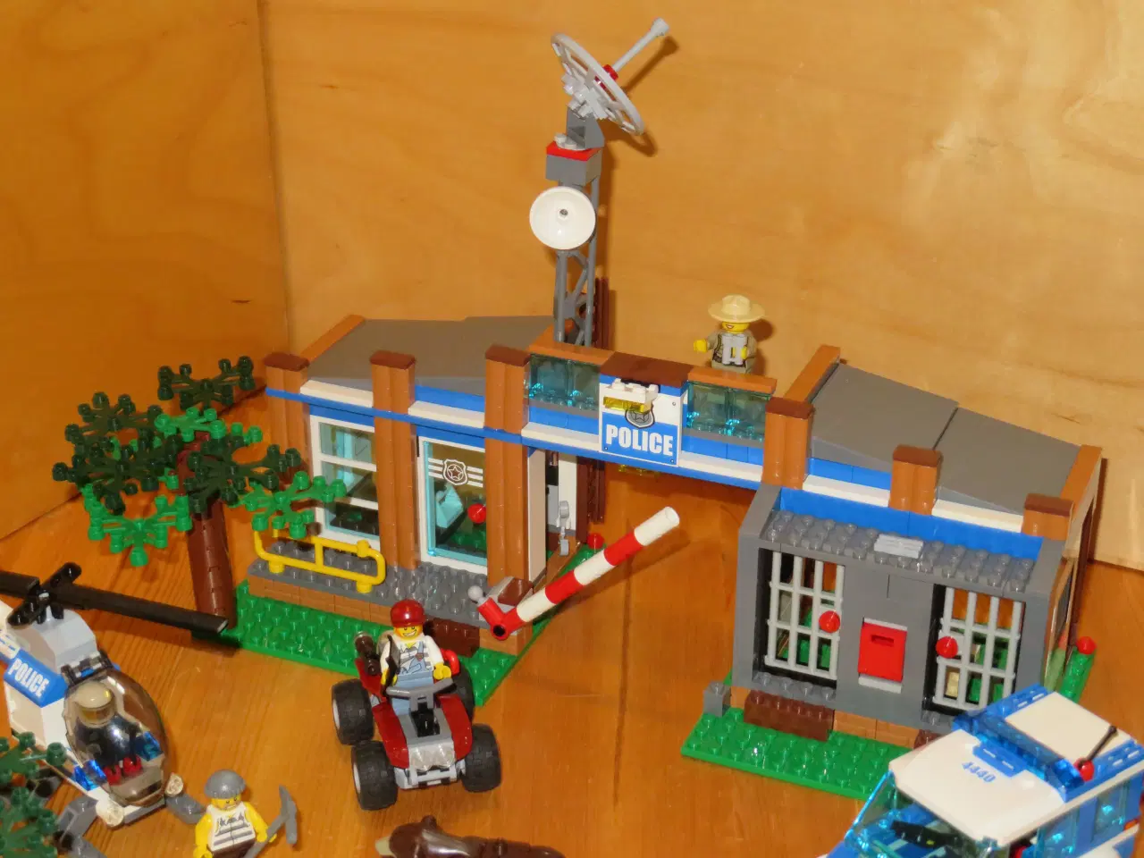 Billede 4 - Lego City, LEGO nummer 4440, Forest Police Station
