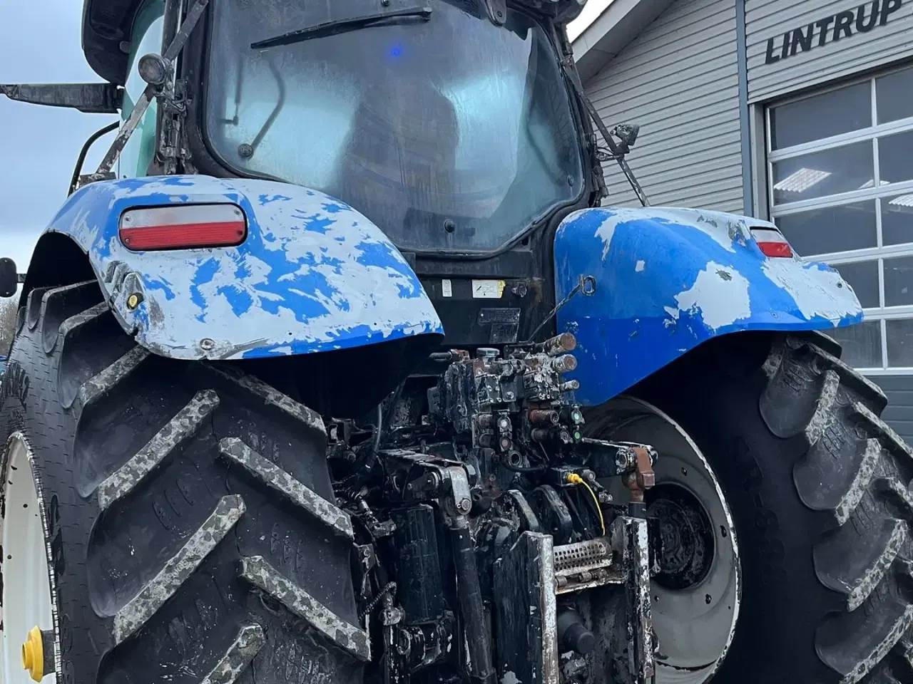 Billede 17 - New Holland T7.230 Autocommand med frontlift og nye bagdæk er lige monteret på den.