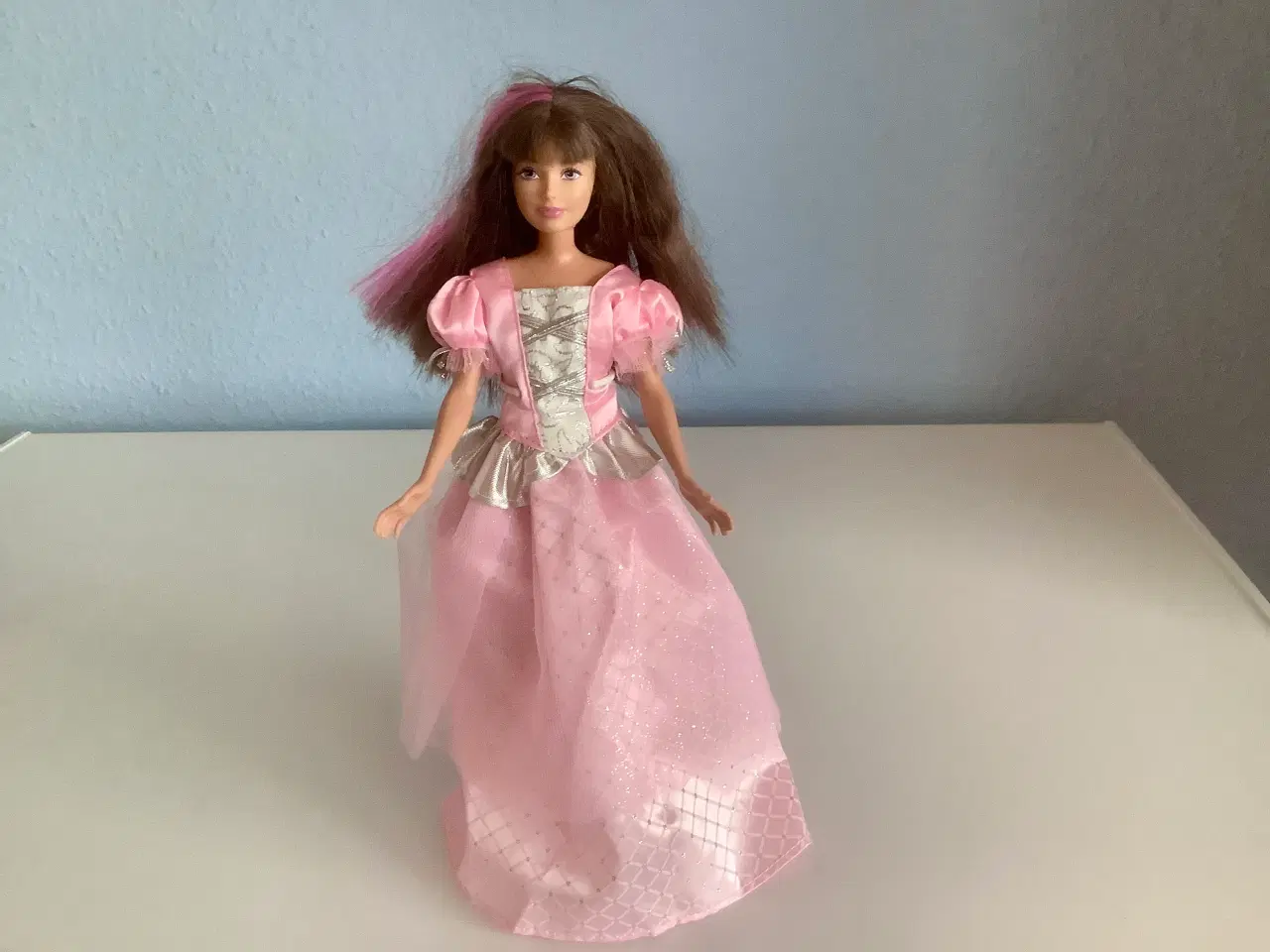 Billede 2 - Skipper Barbie med 2 kjoler.