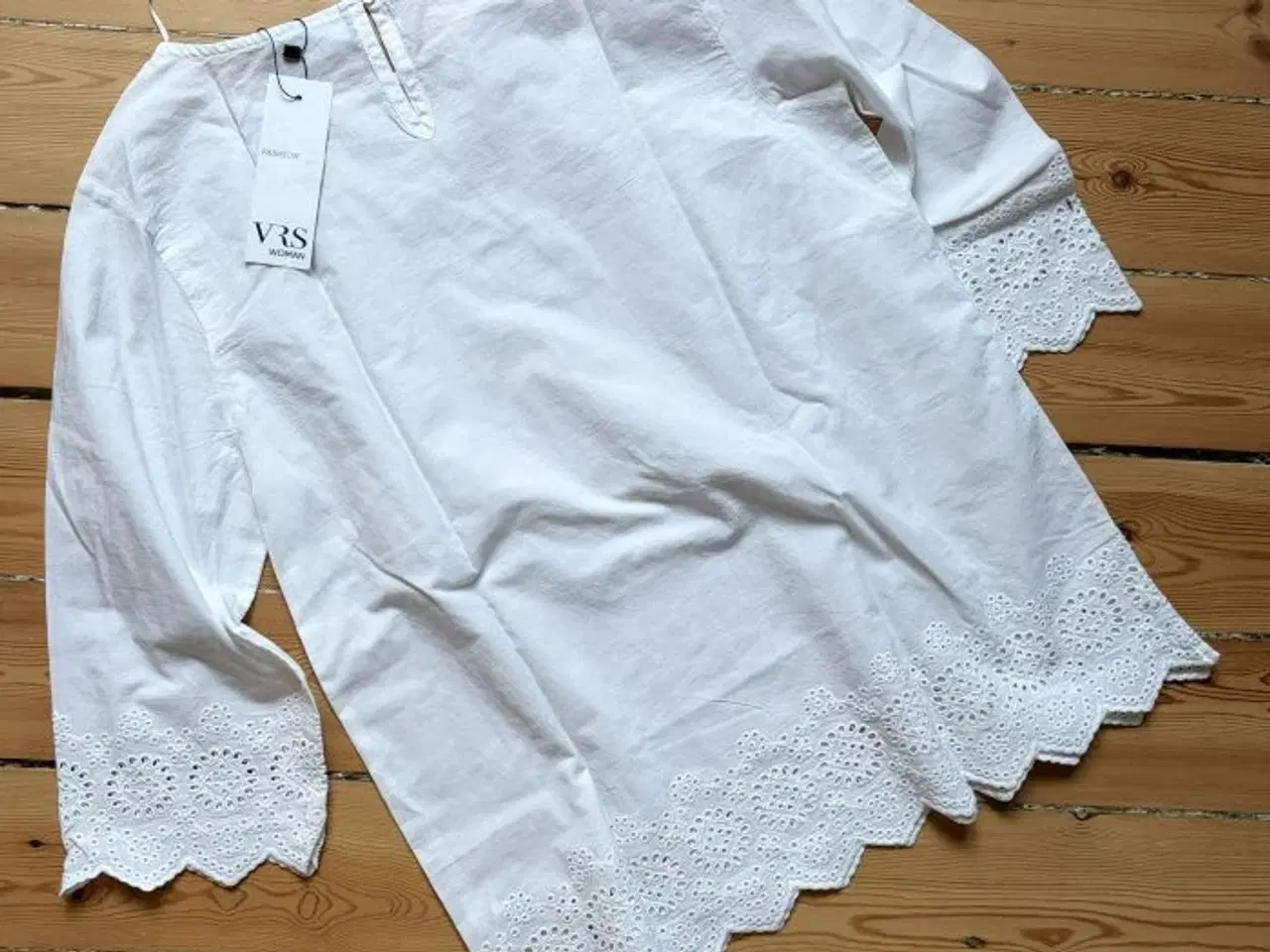 Billede 5 - Tunika med Broderie Anglaise. Ny med prismærke.