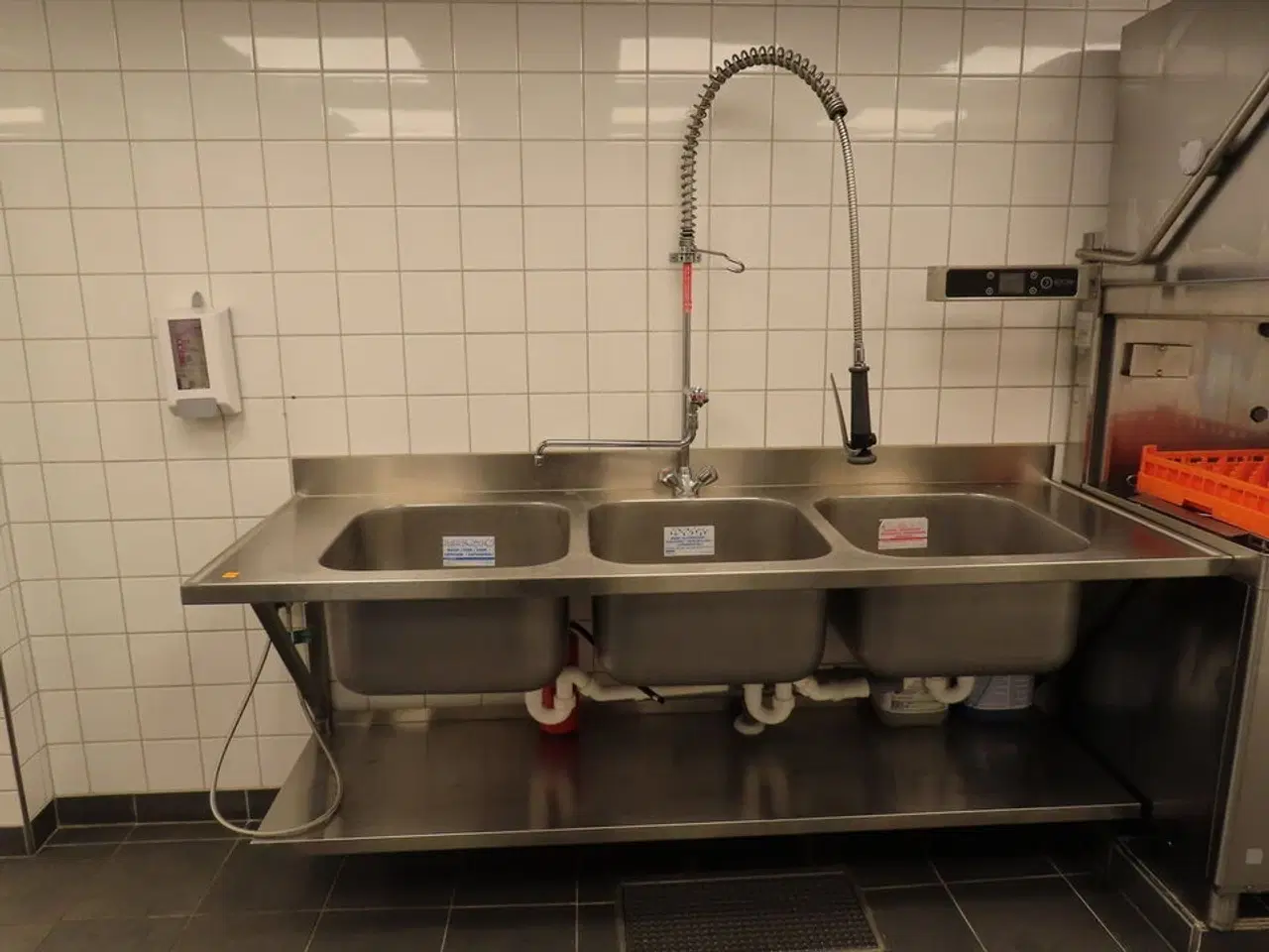 Billede 2 - Vaskebord med tre kummer