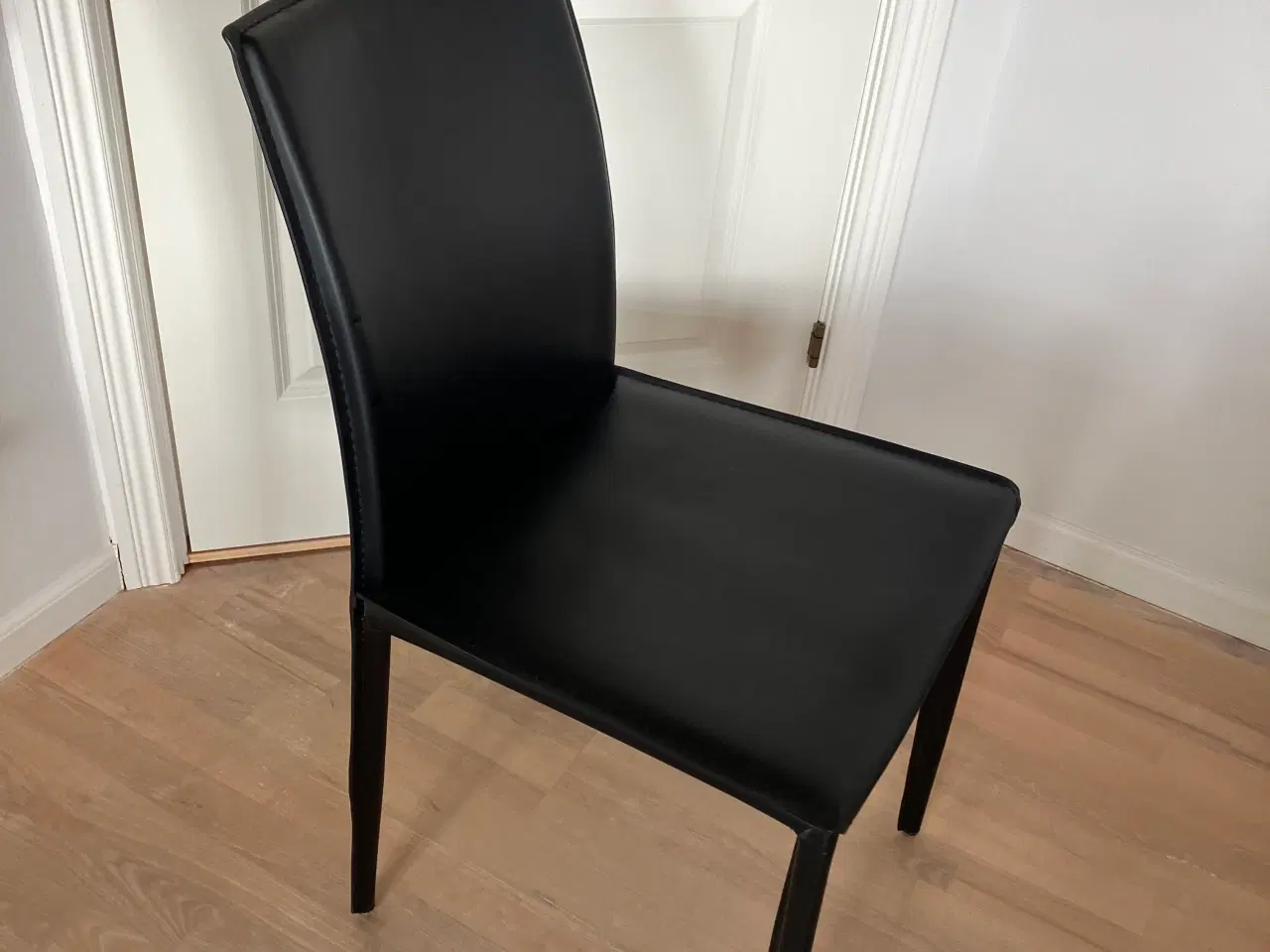 Billede 1 - Spisebordsstole sort kunstlæder