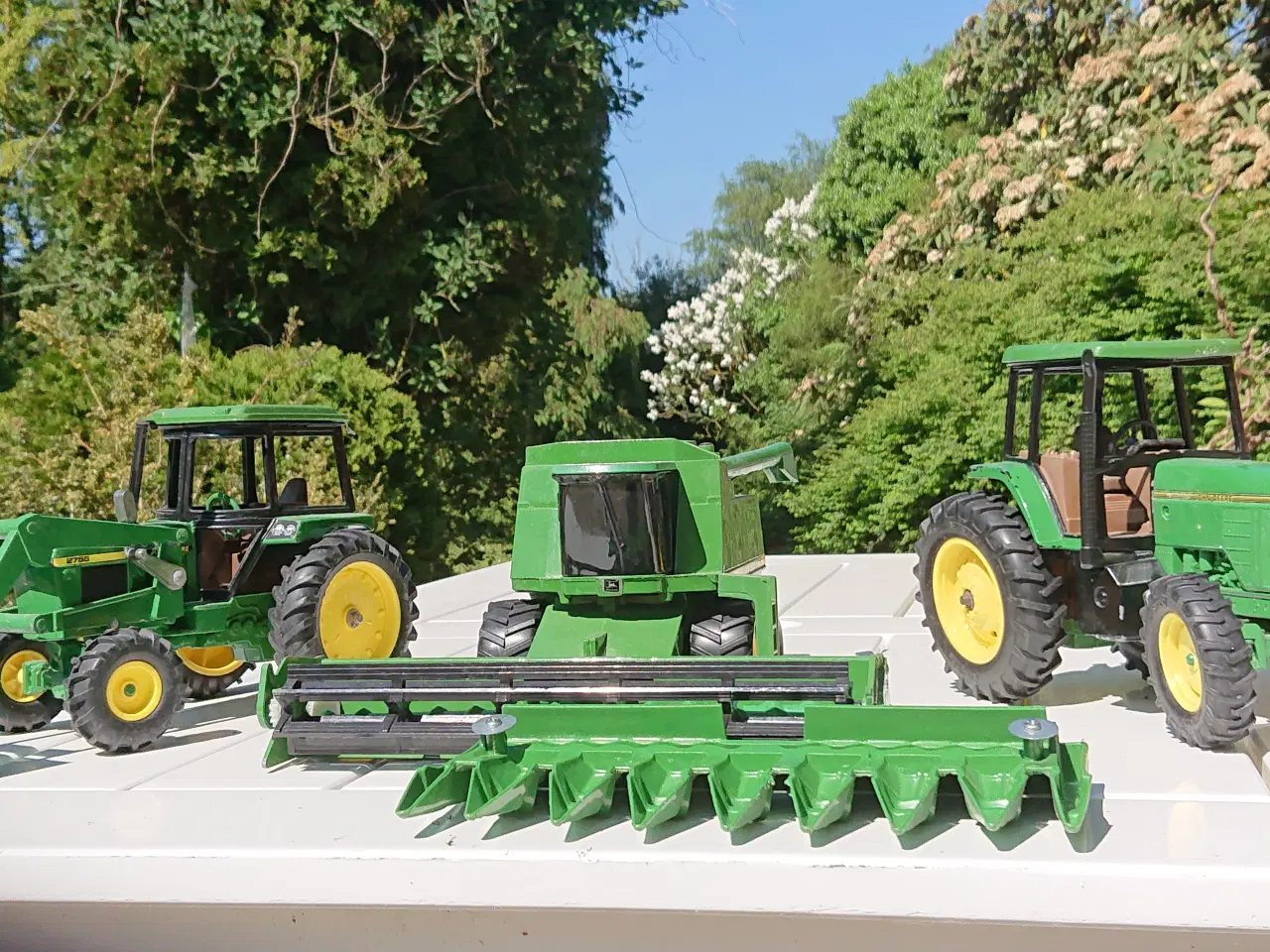 Billede 1 - John Deere model traktorer og mejetærsker. 