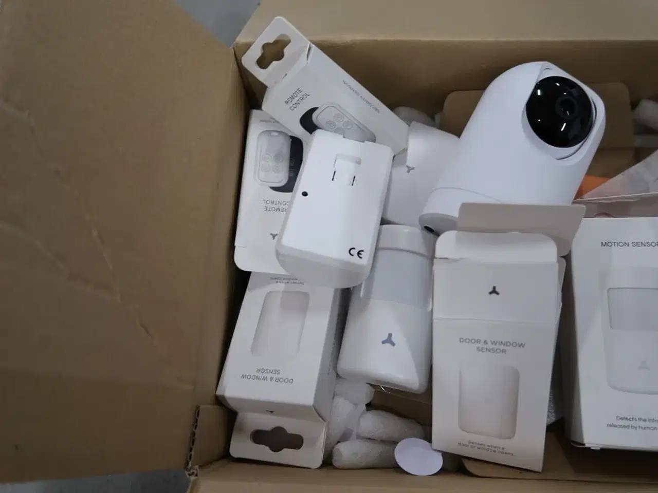 Billede 2 - Kasse med div. Sensorer, overvågningskamera m.m.