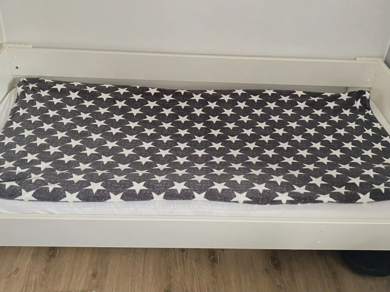 Billede 1 - Seng, enkelt 90x200 fra ILVA inkl. madres