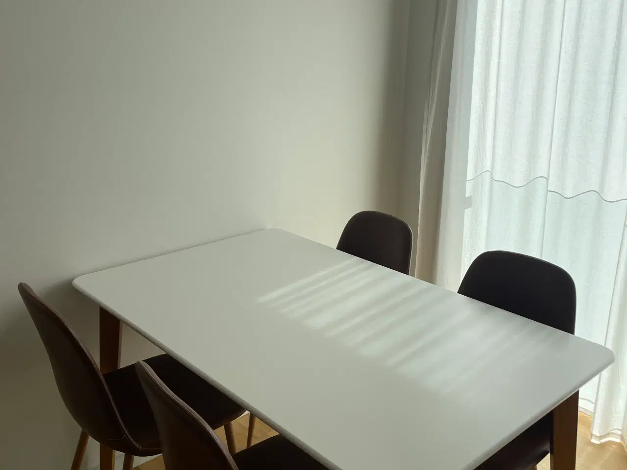 Billede 3 - Hvidt spisebord, JEGIND
