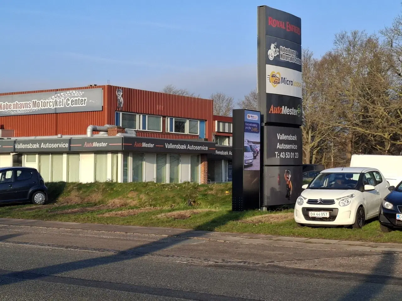 Billede 44 - AUTOVÆRGSTED eller LAGER med store Port. Centralt beliggende ved 2 motorvejstilkørsler. Stort udeareal til præsentation af biler.