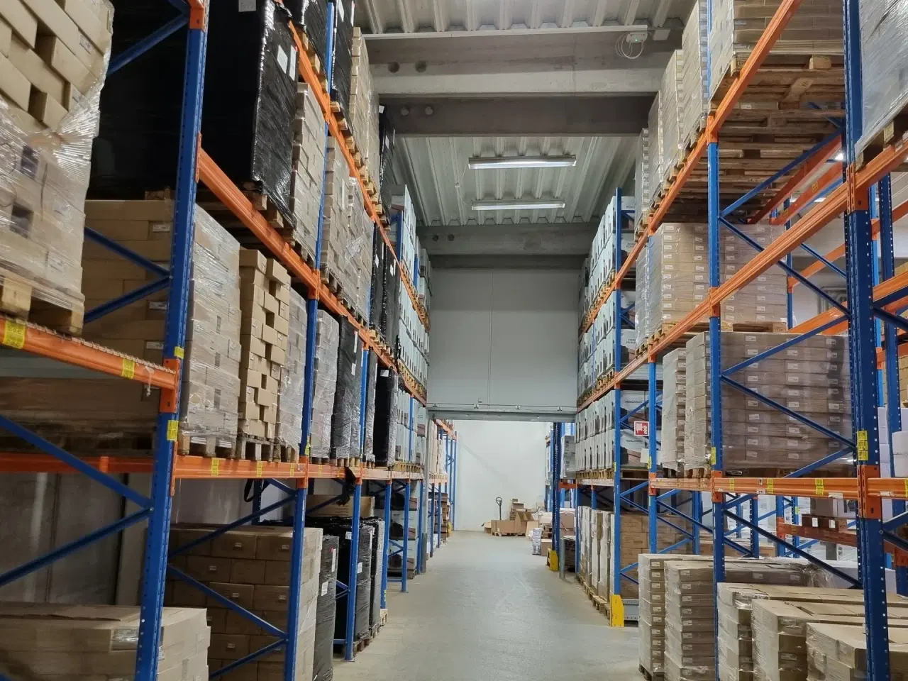 Billede 8 - Lagerbygning med porte og ramper udlejes