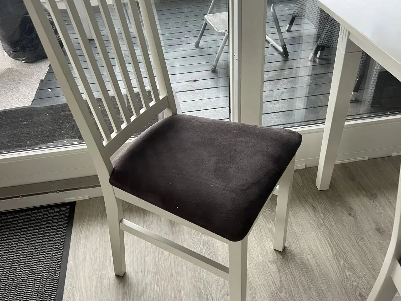 Billede 2 - Spisebord med 2 tillægsplader og 8 stole